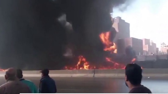 نار جهنم.. الصور الأولى من حريق سيارة سولار على الطريق الدائري