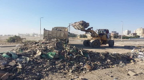  بالصور محافظ السويس يشدد على رفع القمامة ومخلفات المباني 

