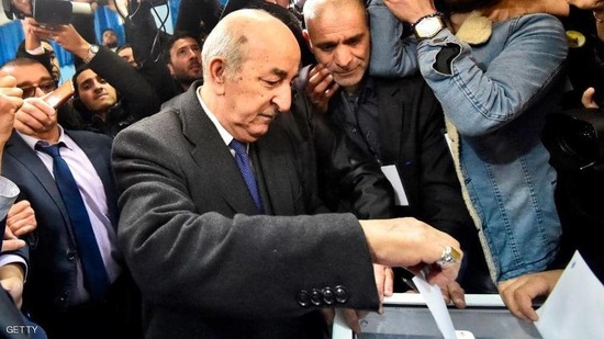 مرشح الرئاسة الجزائرية عبد المجيد تبون يدلي بصوته