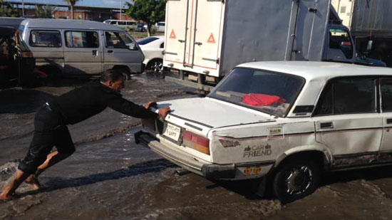 أمين شرطة بمرور الإسكندرية يخلع حذاءه ويحرك السيارات