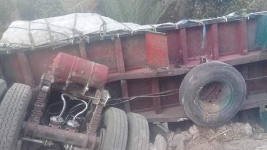  سقوط سيارة نقل محملة ب 70 طن سكر تمويني في النيل بساحل سليم
