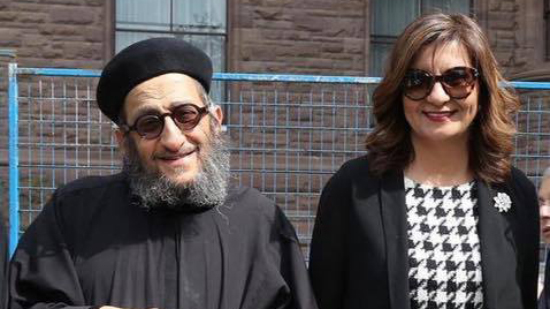  وزيرة الهجرة تهنيء القمص أنجيلوس سعد لإطلاق اسمه على متنزه في كندا