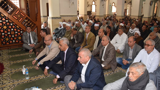 محافظ بني سويف يصلي الجمعة بمسجد عثمان بن عفان بسمسطا