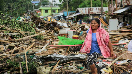 إعصار إستوائي يفسد خطط فلبينيين في عيد الميلاد