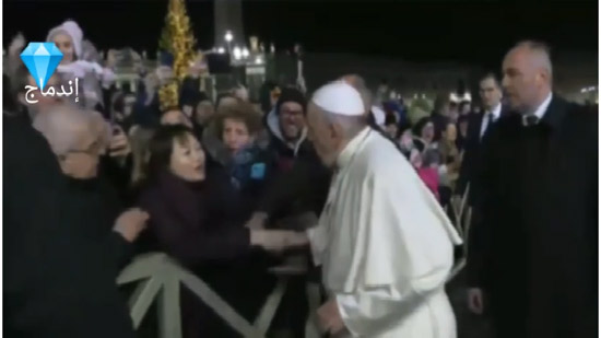  بالفيديو بابا الفاتيكان يفقد اعصابه وينهر سيدة جذبته من يده ثم يعتذر 