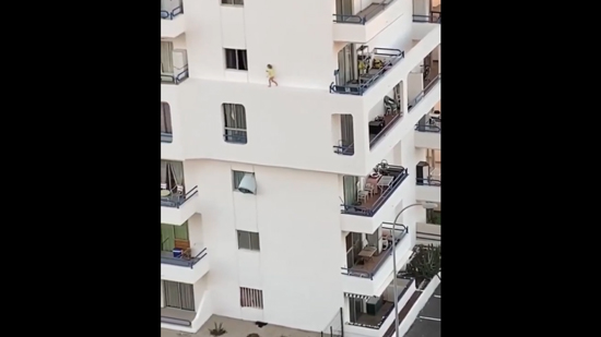 فيديو صادم... طفلة تسير على حافة بناية شاهقة