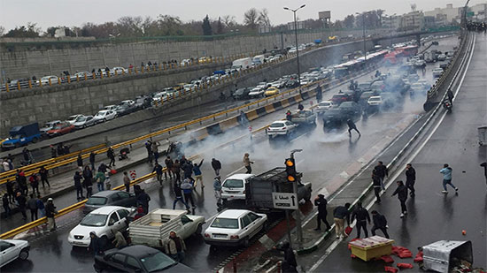الأمن الإيراني يطلق النار على متظاهرين في طهران