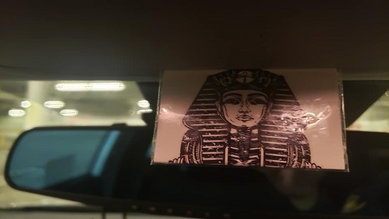  صور .. مصري يحول سيارته لمتحف فرعوني في أمريكا : نحن أحفاد الفراعنة ولسنا عرب 
