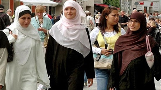 قانون بكندا يمنع ارتداء الرموز الدينية أثناء العمل والمجلس الوطني للملسمين يطعن