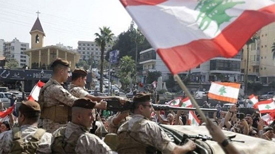 الجيش اللبنانى يفتح طرقا مغلقة منذ بداية الاحتجاجات