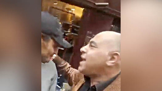 فيديو.. مواطن مصري يقابل محمد علي بشوارع هولندا: السيسي اللي بيحمينا