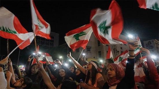 محتجون لبنانيون يصلون إلى وسط بيروت
