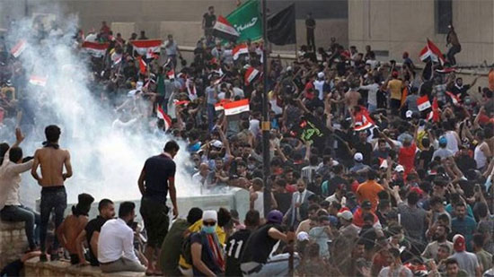 الأمن العراقي يطلق الرصاص على المتظاهرين في كربلاء