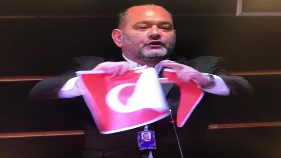  نائب يوناني يمزق العلم التركي في البرلمان الأوروبي 
