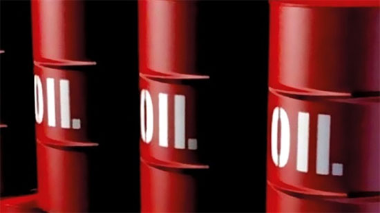 أسعار النفط تسجل أدنى مستوي منذ عام بسبب 