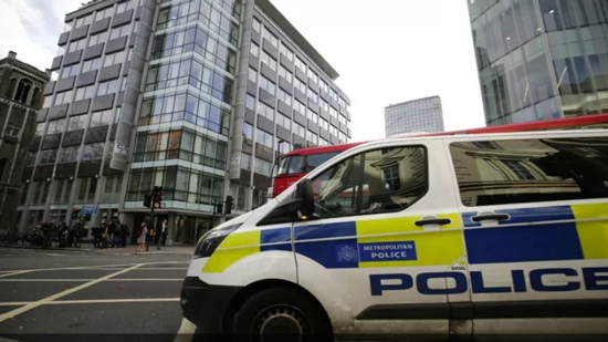 الشرطة البريطانية تجري مداهمات غداة هجوم بسكين في لندن