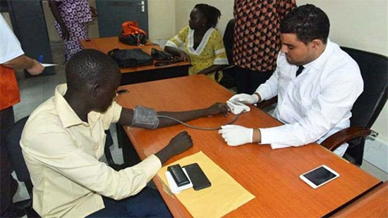 الكشف على 30 ألفًا بمبادرة «علاج مليون إفريقي»