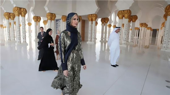 إيفانكا ترامب تتجول بالحجاب داخل مسجد الشيخ زايد في أبوظبي