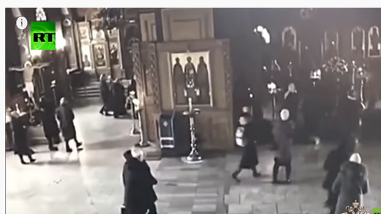بالفيديو .. عملية طعن داخل كنيسة في موسكو 