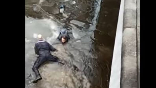 إنقاذ رجل قفز فجأة في المياه المتجمدة