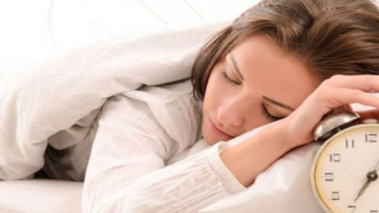 دراسة: قلة ساعات نوم المرأة تزيد من تناولها للسكريات