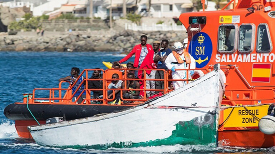 خفر السواحل تعترض قاربا للمهاجرين قبالة جزر الكناري الإسبانية (صورة أرشيفية)