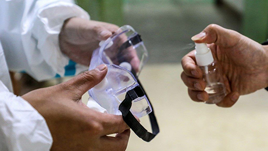  الإمارات تعلن إصابتين جديدتين بفيروس كورونا
