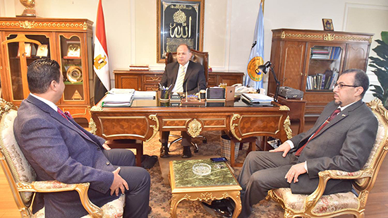 وفدًا بنك مصر يبحث التعاون والمشاركة المجتمعية مع محافظ أسيوط