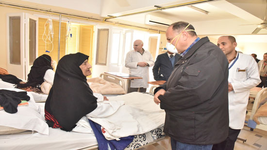  محافظ أسيوط يتفقد أقسام الطوارئ بمستشفى 