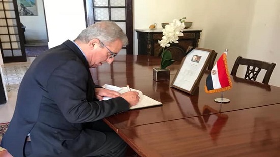وزير خارجية مالطا يسجل كلمة في دفتر التعازي 
