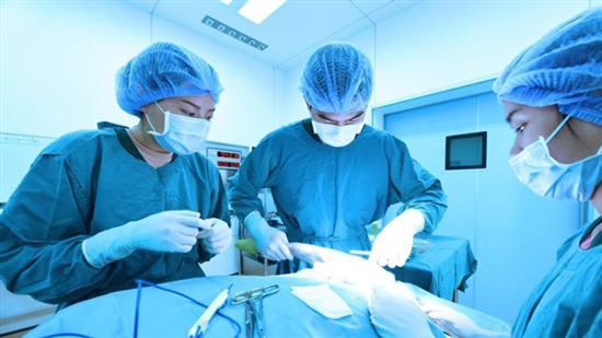 أطباء صينيون يزرعون رئتين لمريض مصاب بفيروس كورونا
