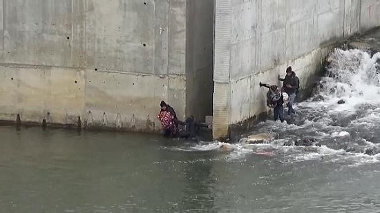  بالفيديو .. أعداداً من اللاجئين تحاول عبور نهر 