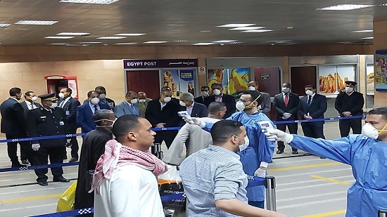 وزير الطيران يتفقد مطار الأقصر للتأكد من تطبيق إجراءات مكافحة كورونا
