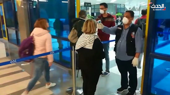 بالفيديو.. إجراءات وقائية لمكافحة فيروس كورونا في مطار أسوان
