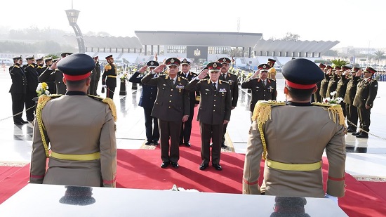  وزير الدفاع يضع إكليل الزهور على النصب التذكارى لشهداء القوات المسلحة
