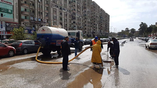لليوم الثاني سقوط أمطار متوسطة وحملات لشفط تجمعات المياه من شوارع أسيوط