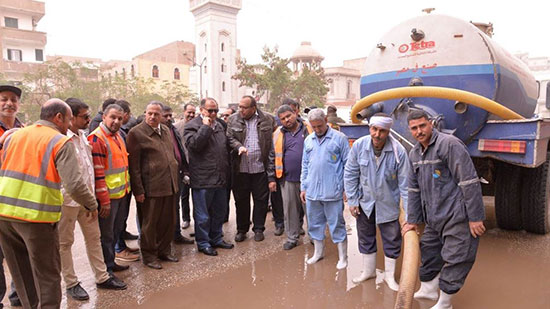 محافظ أسيوط يتابع أعمال إزالة آثار مياه الأمطار من الشوارع ويكافئ 4 عمال