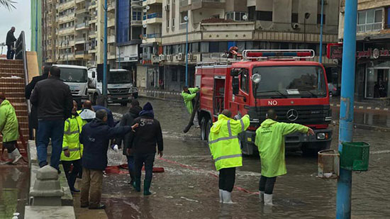 بالصور.. الاستعانة بقوات الحماية المدنية للتعامل مع تداعايات الطقس السئ بالإسكندرية 