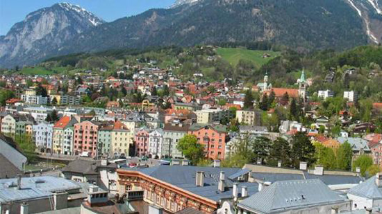 النمسا تعزل مدينة تيرول على الحدود الايطالية وهجوم كاسح على المواد الغذائية