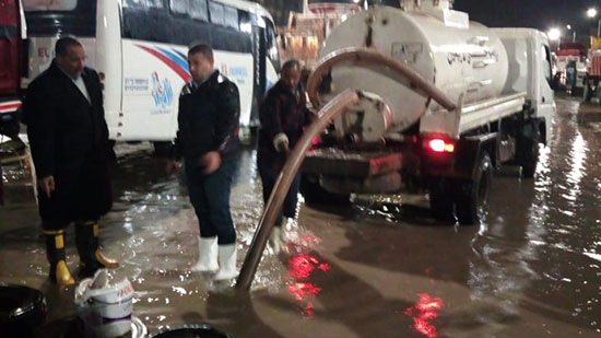 شفط مياه الامطار من  طريق صلاح نسيم و منطقة الزراير بالسويس