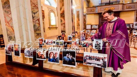  بالصور : مشهد مؤلم :كاهن يصلى بمفرده بالكنيسة دون شعب فيضع صورهم بمقاعدهم