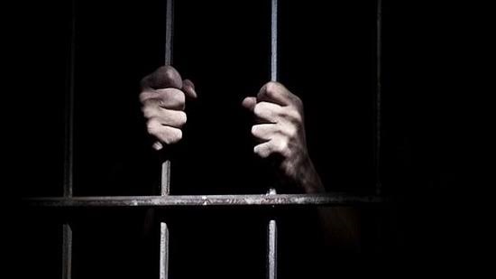 السجن 10 أعوام لسائق سرق محاسبة تحت تهديد السلاح في الإسكندرية
