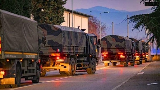  بالفيديو.. الجيش الإيطالي ينقل بالشاحنات جثث الضحايا لحرقها

