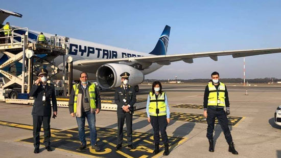 بالصور : وصول طائرة مصرية لايطاليا تحمل مساعدات طبيبة 