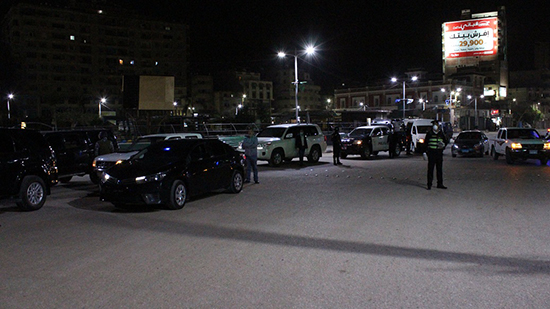 قوات الشرطة والكمائن تغلق الطرق خلال حظر التجوال 
