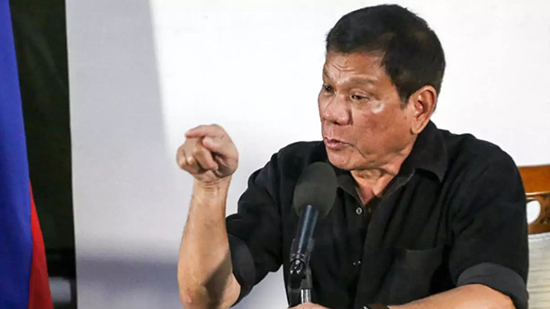  رئيس الفلبين للجيش والشرطة: اقتلوا من يخالف الحظر رميًا بالرصاص