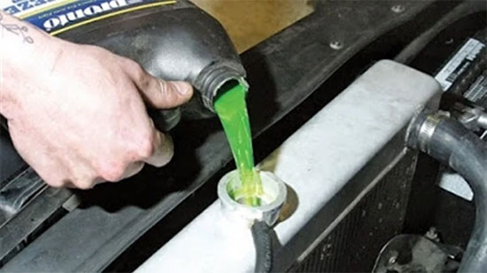 
تعرف على الفرق بين أنواع مياه التبريد الخضراء والحمراء وأيهم أنسب لسيارتك؟
