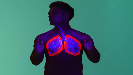 طبيب يكشف عن تقنية تنفس طبيعية تساعد في تخفيف أعراض كورونا (فيديو)