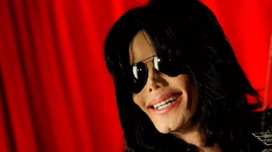 بيع قفاز المغني مايكل جاكسون في مزاد مقابل 104 آلاف دولار