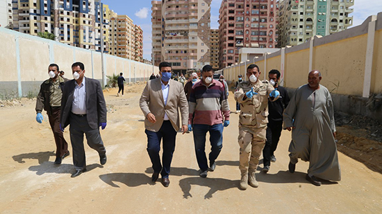 بالصور.. جولة تفقدية لنائب محافظ السويس لمتابعة أعمال الرصف والتطوير بمدن حي فيصل